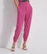 Pantalón jogger fucsia de viscose lisa, con cintura alta, cierre con dos botones, elástico en la cintura y bolsillos aplicados.