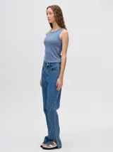 Musculosa crop de algodón, color azul grisáceo, con tejido acanalado (rib) y cuello redondo. Presenta un pequeño logo bordado en el centro del pecho.