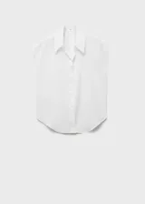 Camisa blanca sin mangas con cuello camisero y cierre frontal con botones.