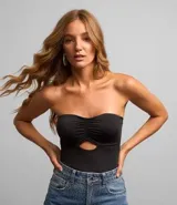 Body negro de jersey, sin breteles, con escote corazón, efecto fruncido, recorte en el busto y copa desmontable.