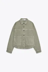 Cazadora de denim verde oliva, con cuello solapa, manga larga, bolsillos delanteros de plastrón y cierre frontal con botones metálicos.