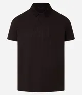 Camisa marrón de corte slim, con cuello polo, cierre de botones y textura acanalada.