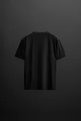 Camiseta deportiva marrón de tejido técnico ligero y elástico con estructura. Cuello redondo, manga corta, costuras planas y logo estampado.