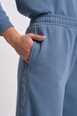 Pantalón deportivo azul con efecto lavado y corte ancho.