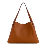 Cartera tote Guess modelo Sora, tamaño mediano, color marrón con logo triangular metálico en el frente y llavero colgante con el nombre de la marca. Tiene doble asa de hombro y cierre superior con cremallera.