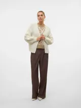 Cardigan de punto color crema, con cuello en V, mangas largas abullonadas, hombros caídos y puños acanalados.