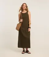 Vestido midi evasé sin mangas, color verde militar, confeccionado en viscolino con 28% de lino y escote redondo.