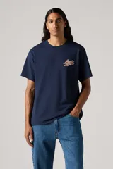 Remera de algodón en color azul marino, con diseño relajado y detalle gráfico en el pecho.