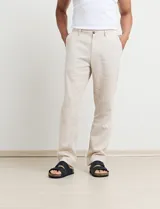 Pantalón de vestir verde oscuro, de corte recto y tiro medio.