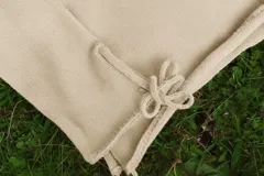 Sweater tejido artesanalmente en hilo 100% algodón color beige, de corte amplio, con capucha y detalles ajustables en mangas y laterales.