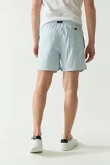 Short de baño con cintura elástica y cordón ajustable, con dos bolsillos laterales y uno trasero. Diseño a rayas horizontales en tonos de azul.
