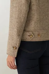 Campera marrón de lana fina, con cuello alto y cierre frontal con cremallera.