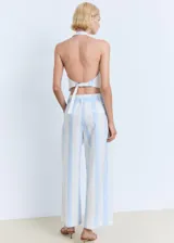 Pantalón tipo culotte de tiro medio con estampado de rayas verticales en celeste y blanco. Confeccionado en tejido de algodón con un toque de elastano, presenta un diseño de pierna ancha, trabillas en la cintura con cinturón ajustable a juego y cierre frontal oculto.