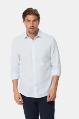 Camisa de manga larga con rayas verticales color beige y blanco, modelo slim fit, con botones personalizados.