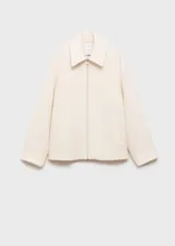 Chaqueta marrón de tejido mezcla de lana con forro interior, cuello camisero, cierre delantero con cremallera, dos bolsillos laterales y diseño oversize.