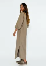 Vestido largo color azul con textura arrugada, escote en V y mangas 3/4 abullonadas.