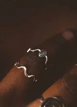 Anillo hecho a mano en Plata 925, con una piedra central que puede ser Ojo de tigre, Labradorita o Peridot.