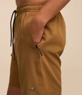 Bermuda color beige, con cintura elástica, cordón para ajuste, bolsillos laterales y trasero.