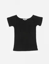 Remera fucsia de algodón con elastano, corte ajustado, escote off-shoulder y mangas cortas.