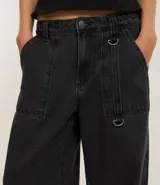 Pantalón skater de jeans con bolsillos carpintero delanteros y trabillas en la cintura.