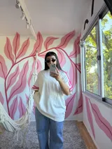 Remerón blanco de algodón con mangas cortas y tres tiras fucsias en cada hombro.