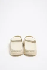 Chancla tipo pala de plataforma color negro con logo a tono. Modelo con pala logotipada y fondo semitransparente. Suela logotipada con acabado dentado.