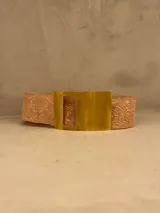 Cinto faja de cuero color beige con estampado floral y hebilla rectangular dorada. Fabricado en Uruguay.