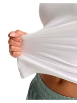 Remera blanca de corte ajustado y mangas cortas.