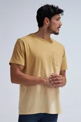 Remera color maíz con efecto tye dye en degradé hacia un tono más claro. Tiene cuello redondo y bolsillo en el pecho.