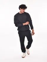 Buzo negro de corte regular, confeccionado en tejido suave y cómodo.