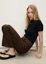 Pantalón de jean marrón con estampado animal print de cebra, de corte recto y tiro alto.