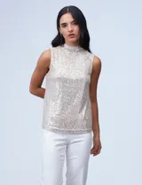 Blusa sin mangas de microtul bordado con lentejuelas color beige, con cuello alto y forro interno a tono.