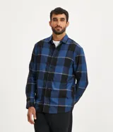 Camisa regular de hombre confeccionada en algodón y bambú, con cuello inglés, mangas largas, abotonado frontal y estampa de cuadros azules y negros.