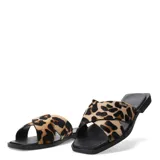 Sandalias planas de mujer, color negro, con tiras cruzadas con estampado de leopardo. Tienen punta cuadrada y planta acolchada.