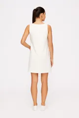 Vestido corto blanco de algodón con broderie, corte recto, cuello a la base y sin mangas.
