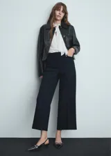 Pantalón palazzo negro de tiro medio, corte wide leg y largo cropped.