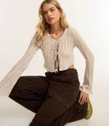 Pantalón wide leg de sarga color blanco, con cintura alta, trabillas, bolsillos delanteros, traseros y laterales tipo cargo.