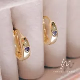 Aros de plata esterlina bañados en oro, con zirconia en forma de corazón lila.
