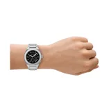 Reloj Armani Exchange modelo Sync, con caja plateada de acero inoxidable, esfera negra con cronógrafo y brazalete de eslabones plateados.