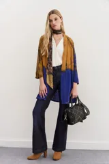 Kimono de viscosa crepe con estampado tye dye, calce amplio y manga larga. Presenta bordados de mostacillas y lentejuelas.