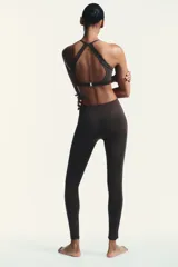 Calza capri de lycra color marrón oscuro, tiro alto y tejido combinado en tul a tono.
