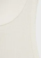 Musculosa color crema de tejido de punto de canalé, con cuello redondo y corte ajustado.