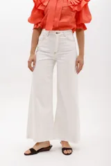 Pantalón jean wide leg de tiro alto, color azul denim, con ruedo desflecado y bolsillos delanteros y traseros.