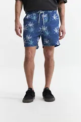 Short de baño estampado con cintura elástica, cordón ajustable, dos bolsillos laterales y uno trasero. Confeccionado en tela ligera de secado rápido y logo bordado.