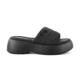 Sandalias de cuero sintético color hueso, con plataforma y tira ancha acolchada sobre el empeine.