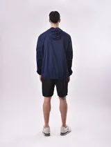 Campera azul marino con capucha y cierre frontal.