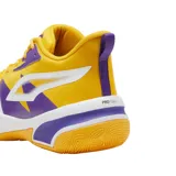 Championes de básquet Puma Genetics, color amarillo con detalles en violeta y blanco.