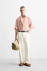 Camisa de manga larga con estampado a cuadros en tonos rosa y blanco.