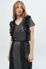 Remera color crudo con escote en V y volados laterales.