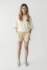 Short color beige con cintura elastizada y cordón ajustable.